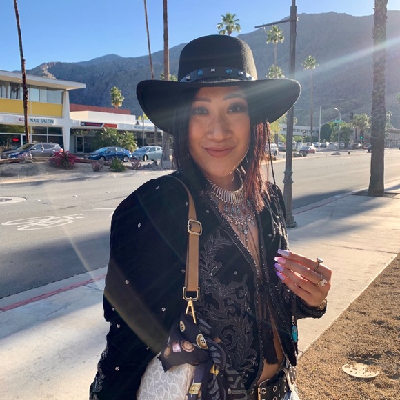 Meet your Posher, Tiffany - Picture 3 of 6